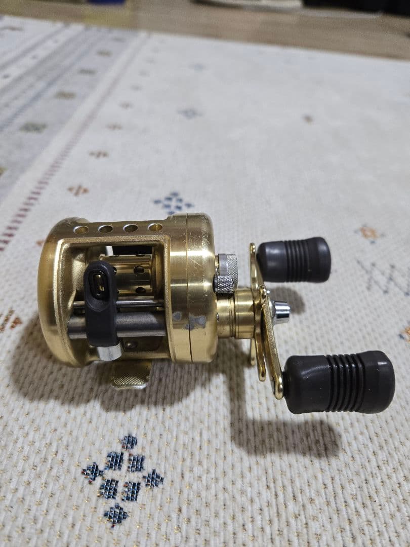 SHIMANO シマノ　ベイトリール　カルカッタ101XT
