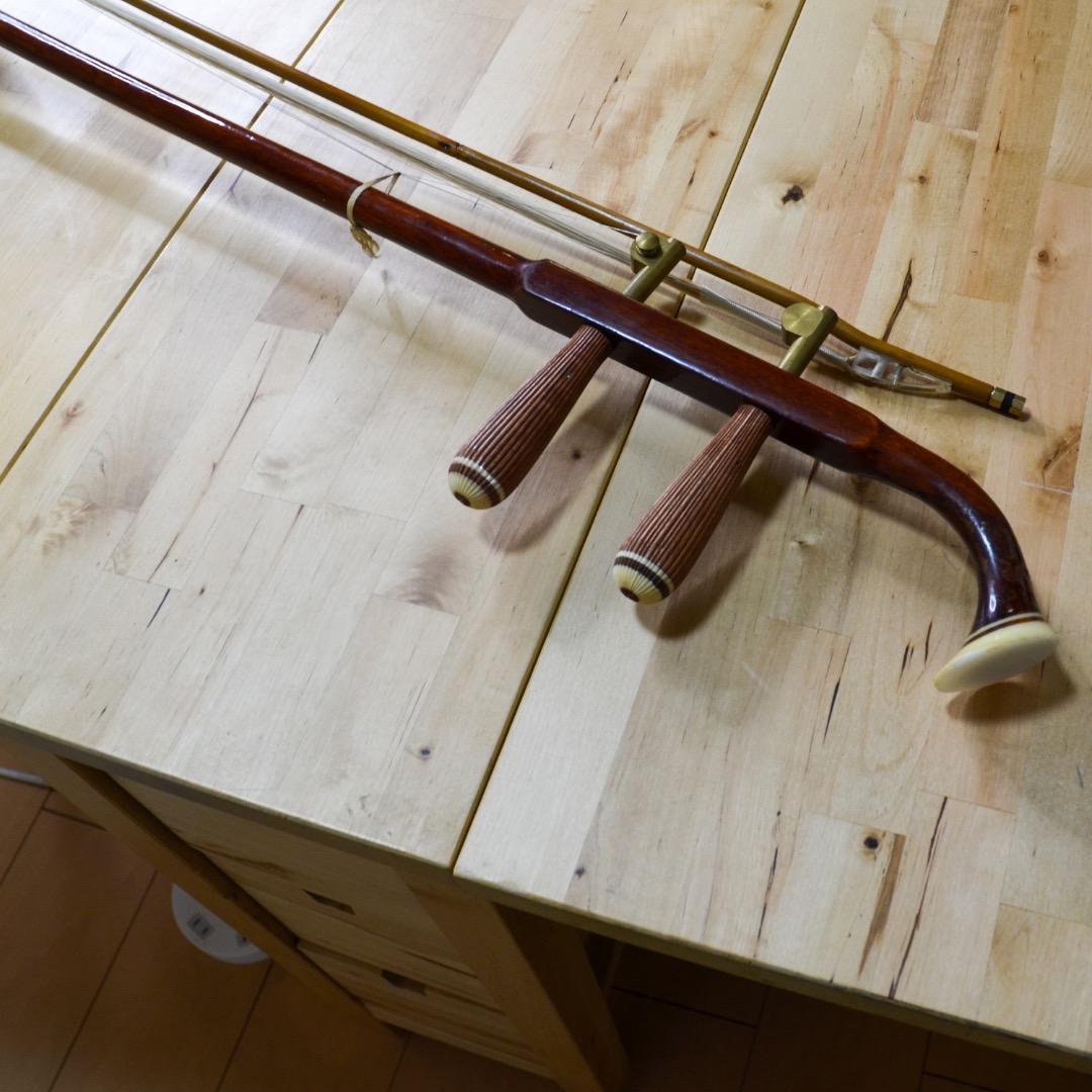 二胡 木製 蛇皮装飾　弓・ハードケース付