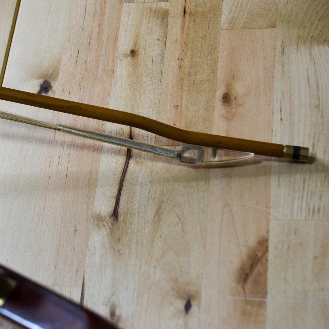 二胡 木製 蛇皮装飾　弓・ハードケース付