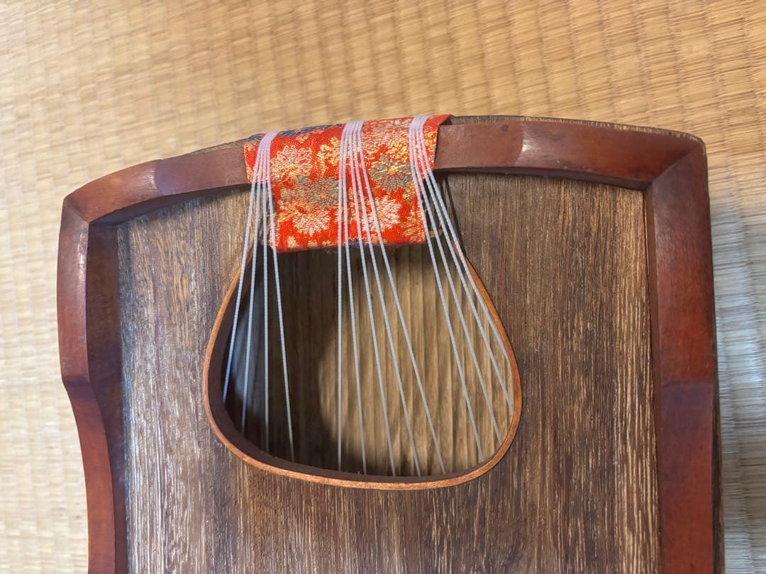 伝統的な筝 13弦 爪付き