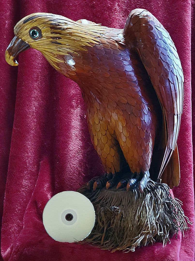 【超絶技巧】骨格や筋肉までも見事に再現『竹根に佇む竹製のオジロワシ』高さ50cm