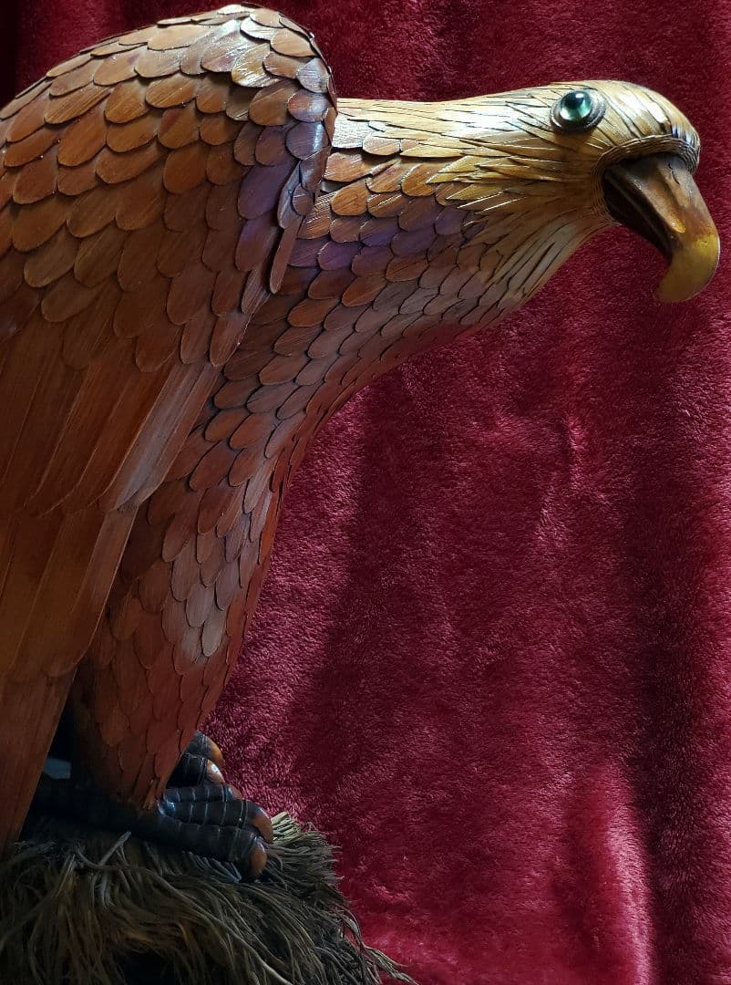 【超絶技巧】骨格や筋肉までも見事に再現『竹根に佇む竹製のオジロワシ』高さ50cm