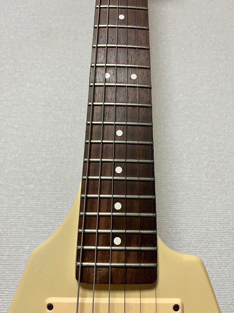 クリーム色 フライングV エレキギター