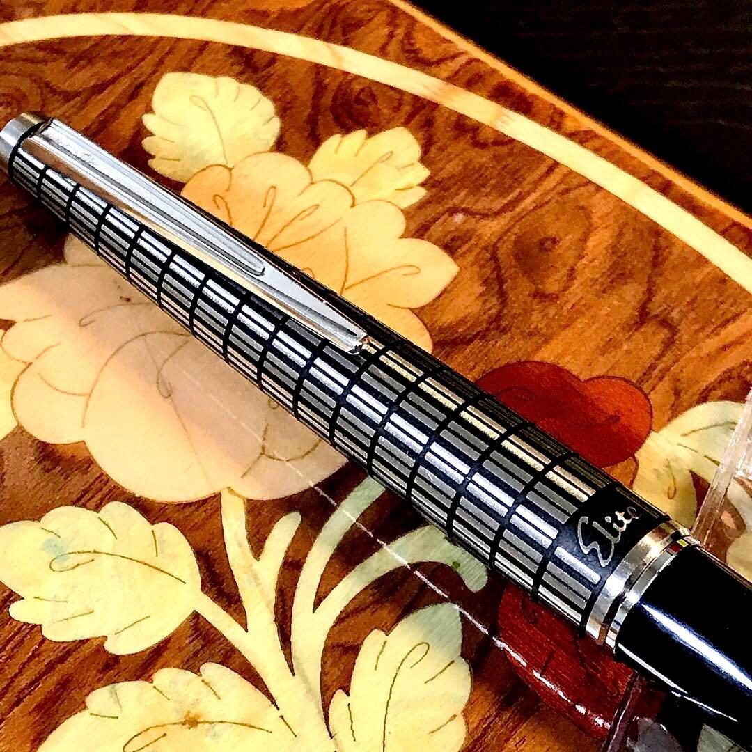 ☆超お勧め☆美しいパイロットエリート万年筆格子柄（M)☆希少品