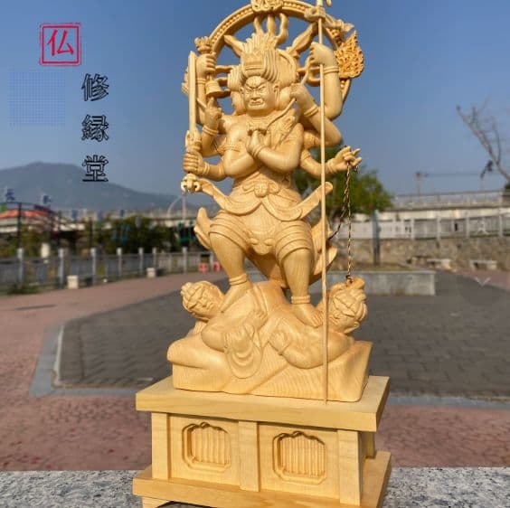 【修縁堂】一刀彫り 繊細彫刻 不動明王 仏像立像 美術工芸品
