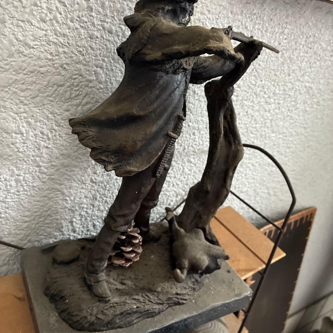 お値引きしました@ めちゃ重たい狩猟者の金属製彫刻 30センチ