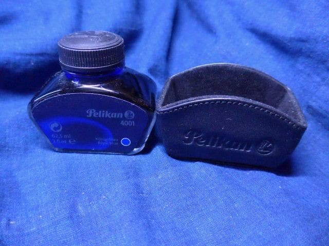 未使用のPelikan 4001 青インク（大）と非売品の貴重な専用ケース