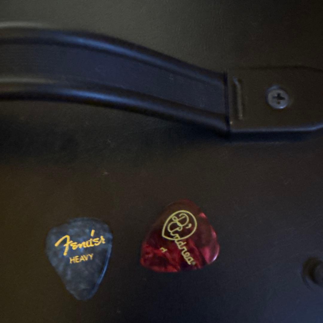 t*k様 赤いセミアコースティックギターとYamaha GA15IIアンプ