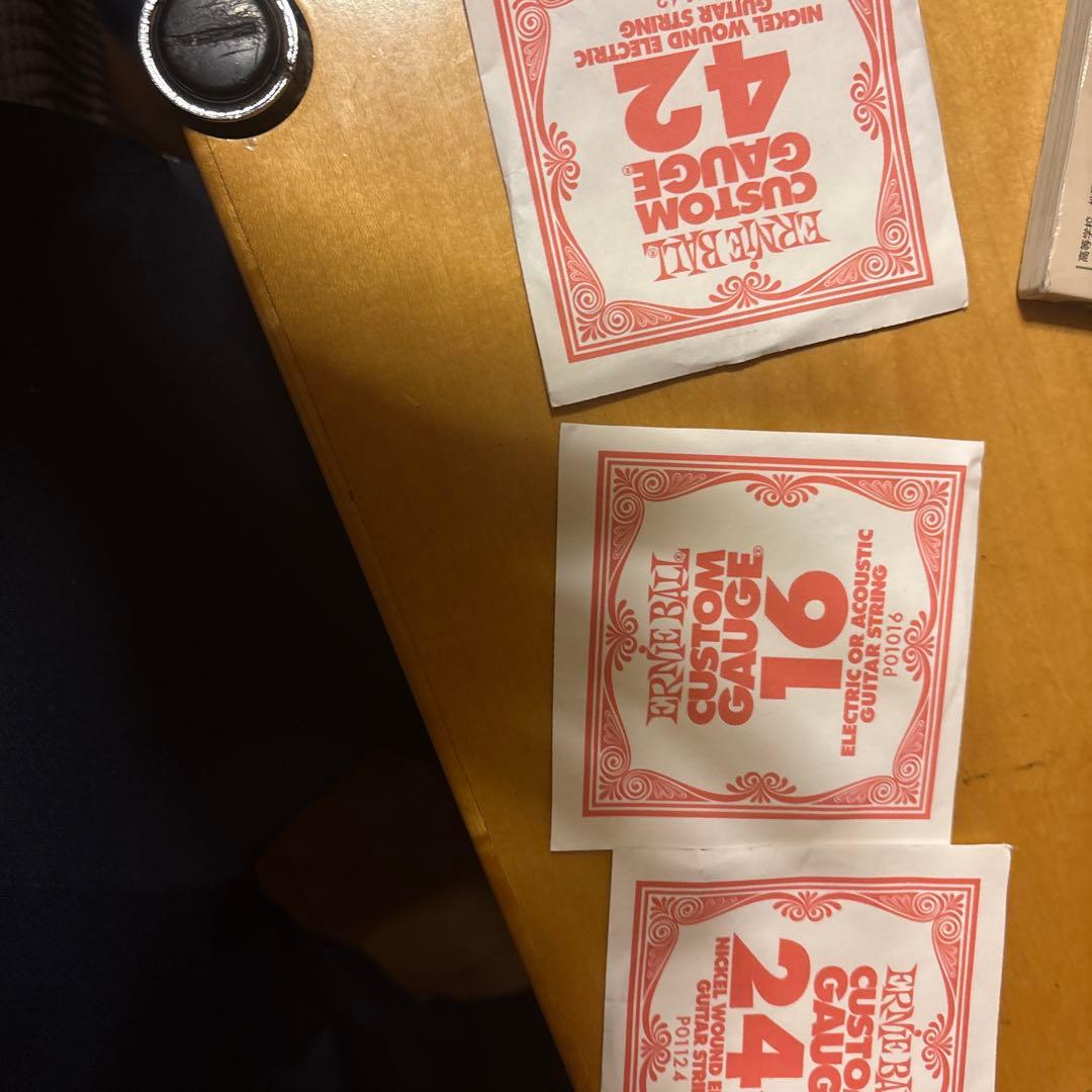 t*k様 赤いセミアコースティックギターとYamaha GA15IIアンプ