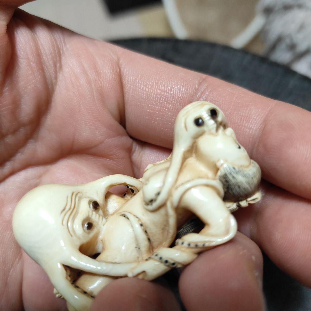 【細密彫刻】二体絡み 根付 置物 骨材質風 箱付 旧家整理品