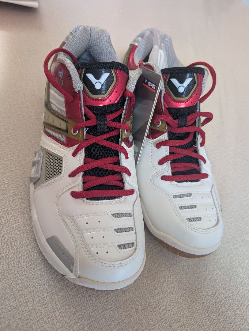 Victor バドミントンシューズ ホワイト/レッド/グレー　27.5