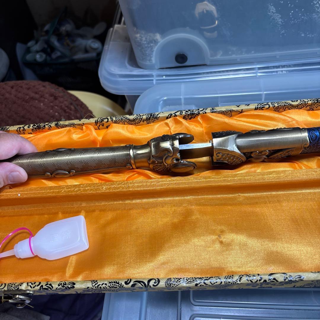 装飾的な青い刀とケース