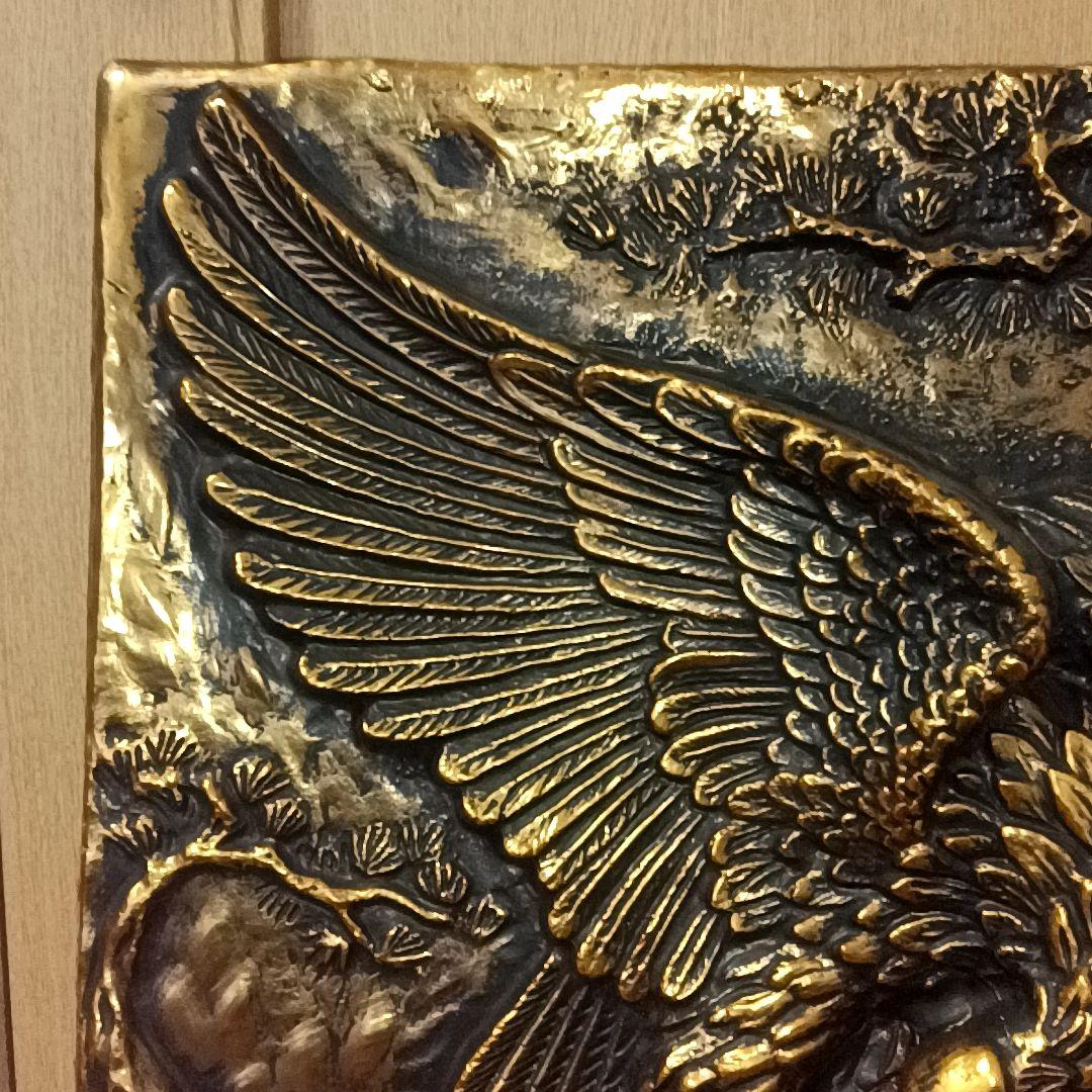 鷹のレリーフ