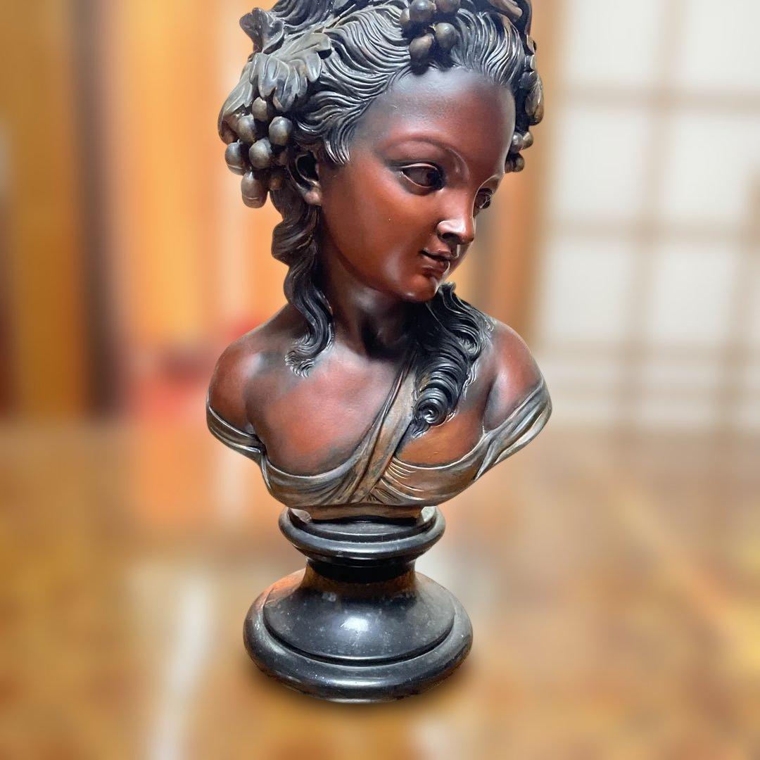 ブロンズ製女性胸像 花の装飾付き