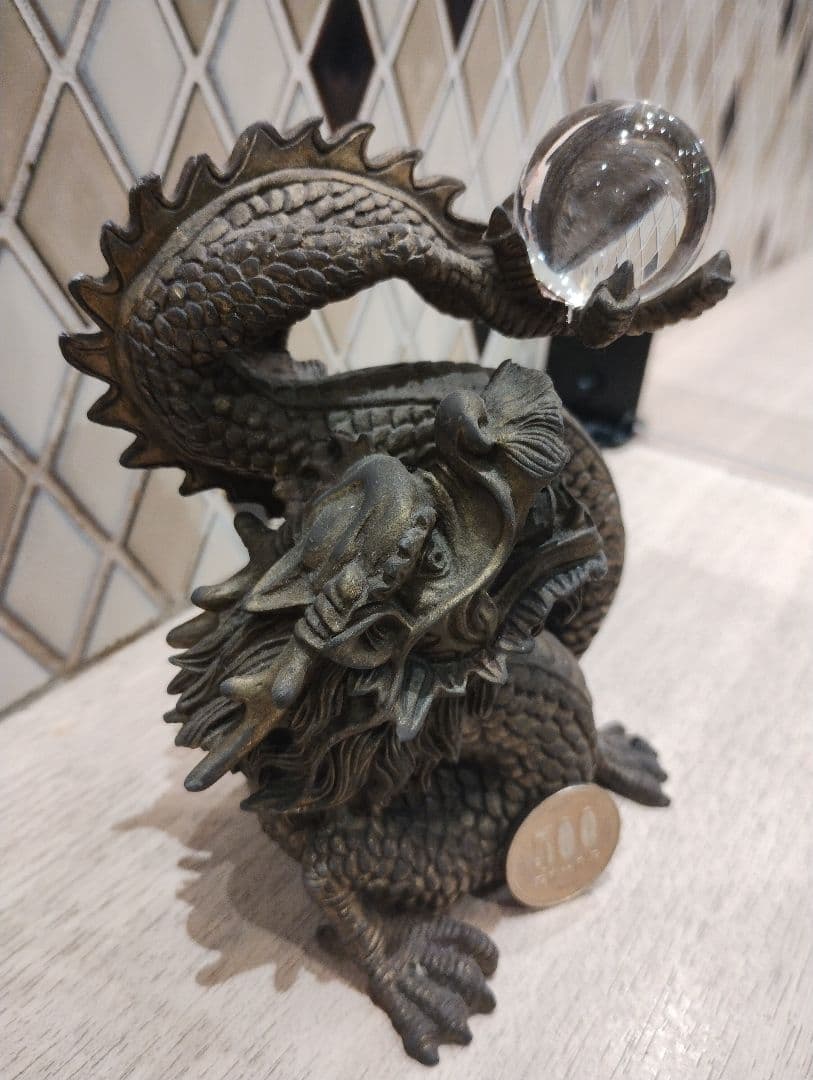ドラゴンデザインの金属製置物