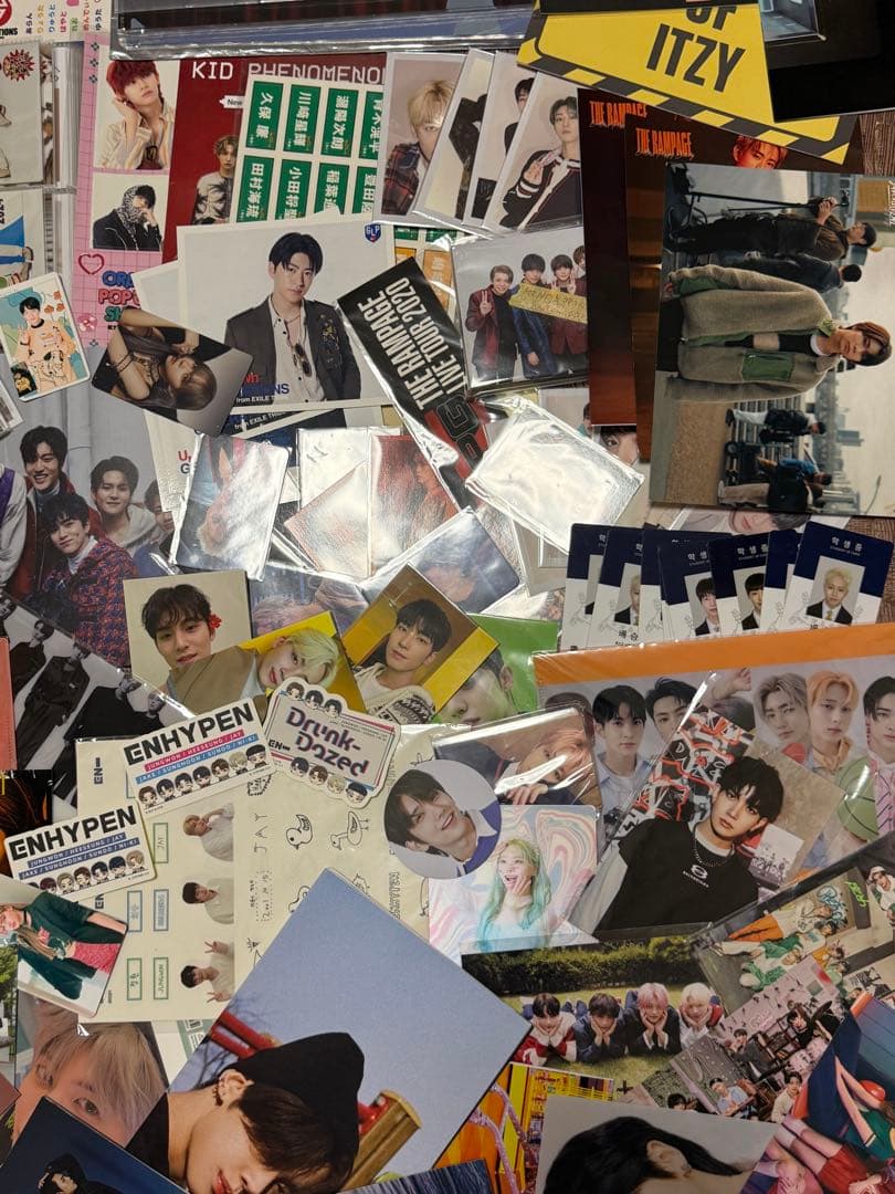 大量アイドル　写真 / トレカ / ステッカー　まとめて売り