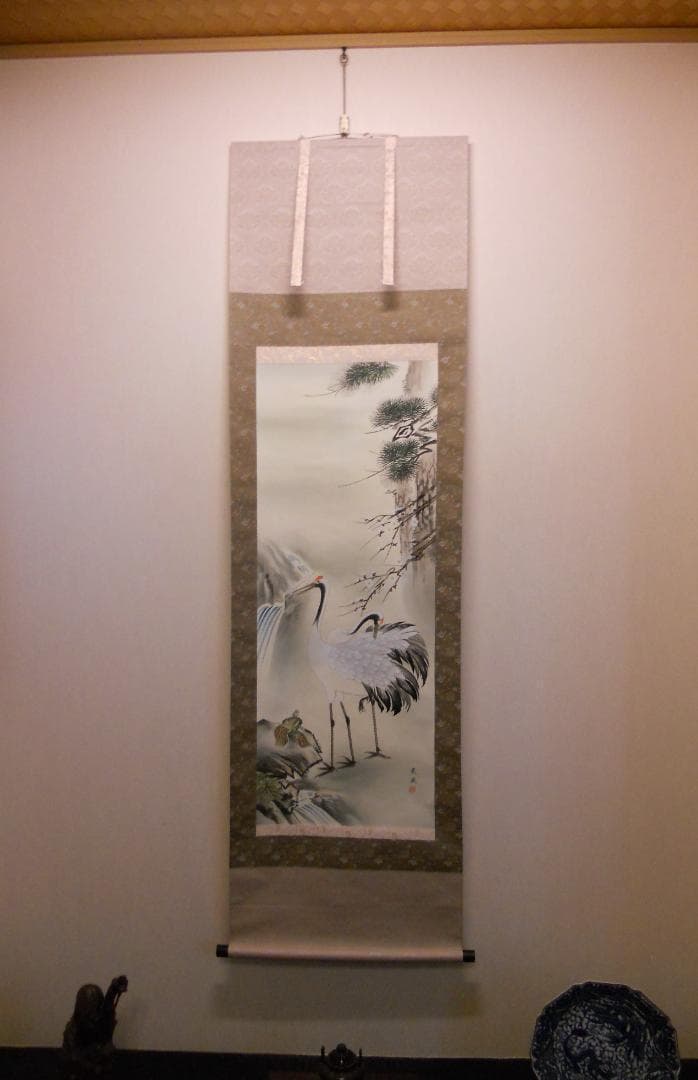 掛け軸 尾崎春秋 吉祥梅鶴図 絹本 希少 軸装 茶道具 掛軸 美品 です。