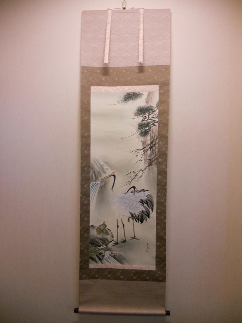 掛け軸 尾崎春秋 吉祥梅鶴図 絹本 希少 軸装 茶道具 掛軸 美品 です。