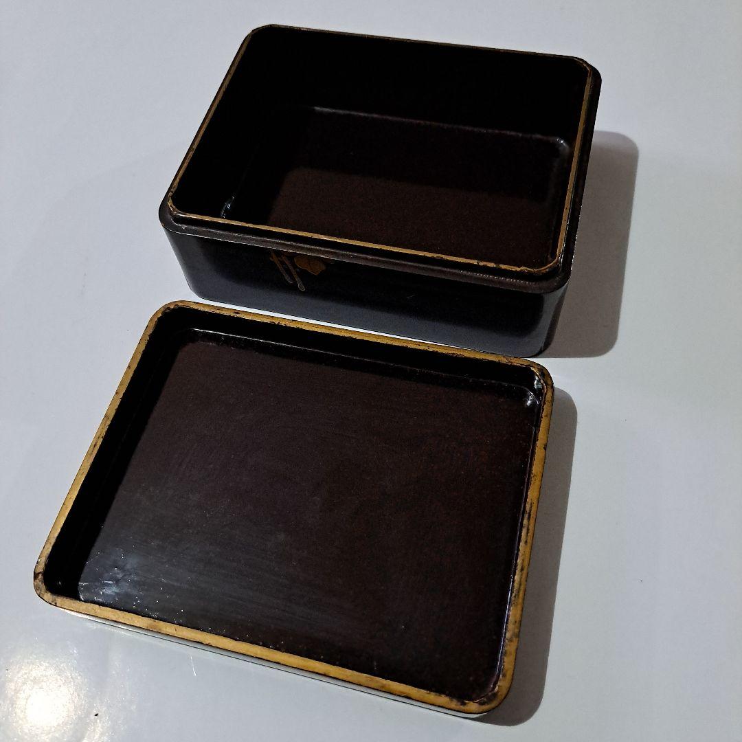 茶道具　食籠　螺鈿金彩蒔絵　蓋物　箱型 木地　黒地金彩螺鈿蒔絵 沈金菊図