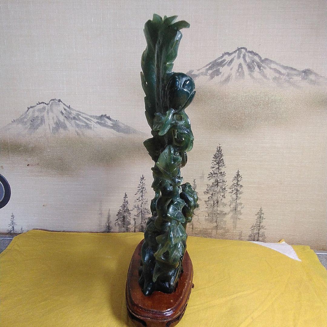 翡翠 鳥と花の彫刻 木製台座付き。