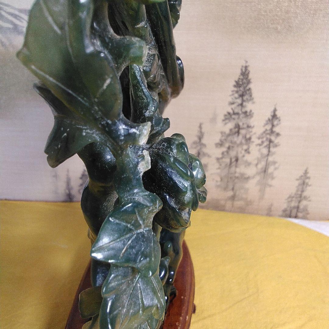 翡翠 鳥と花の彫刻 木製台座付き。