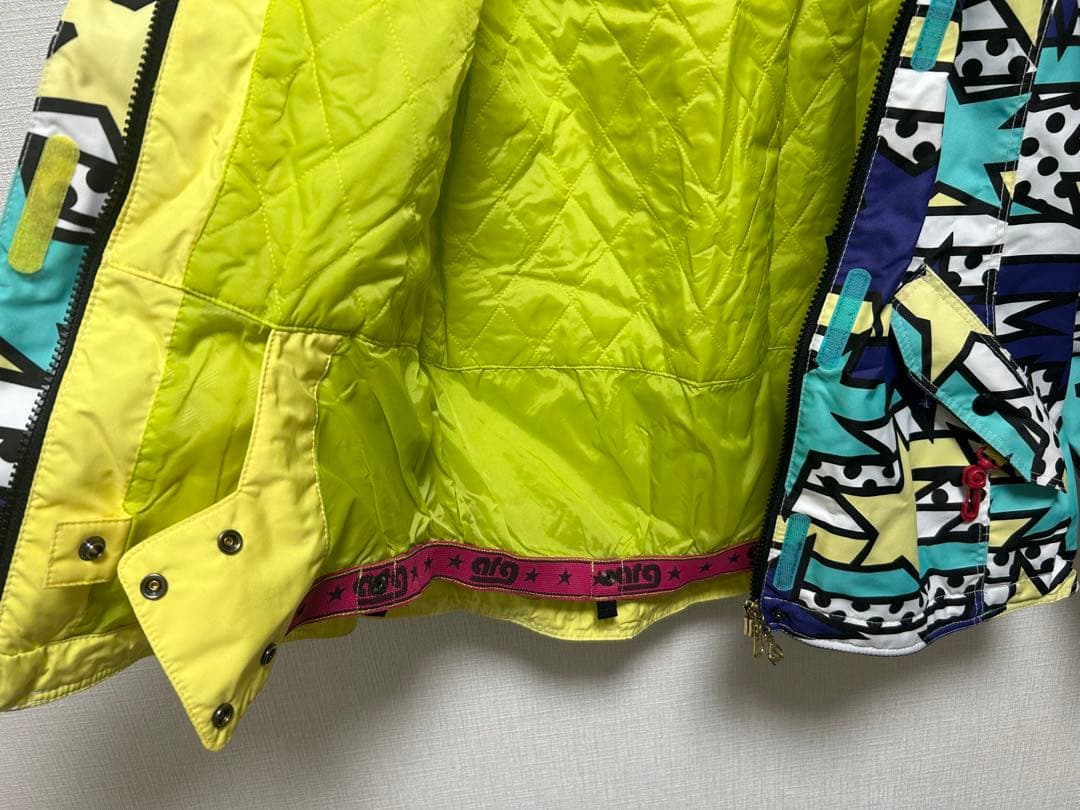 スノーボードウェア（女性用）多色デザイン