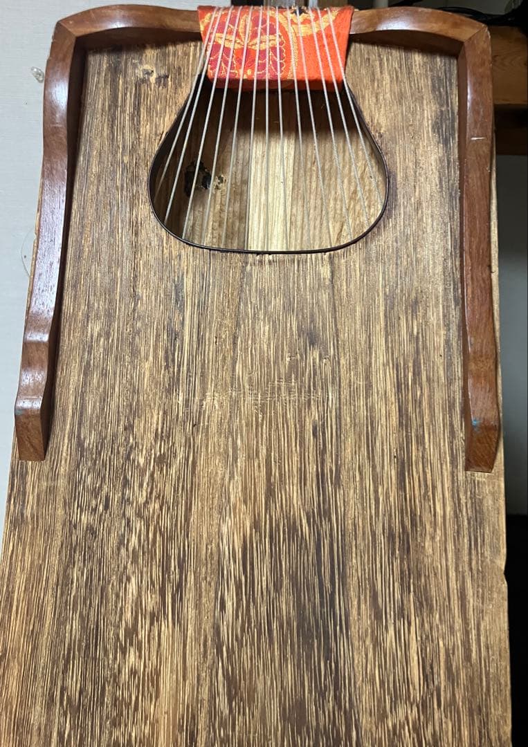 13弦 筝 並甲 すだれ彫り 甲に琴柱の倒れた