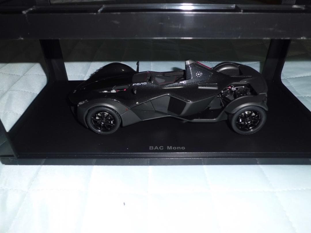 【現状品】オートアート1/18 BAC Mono ブラックメタリック