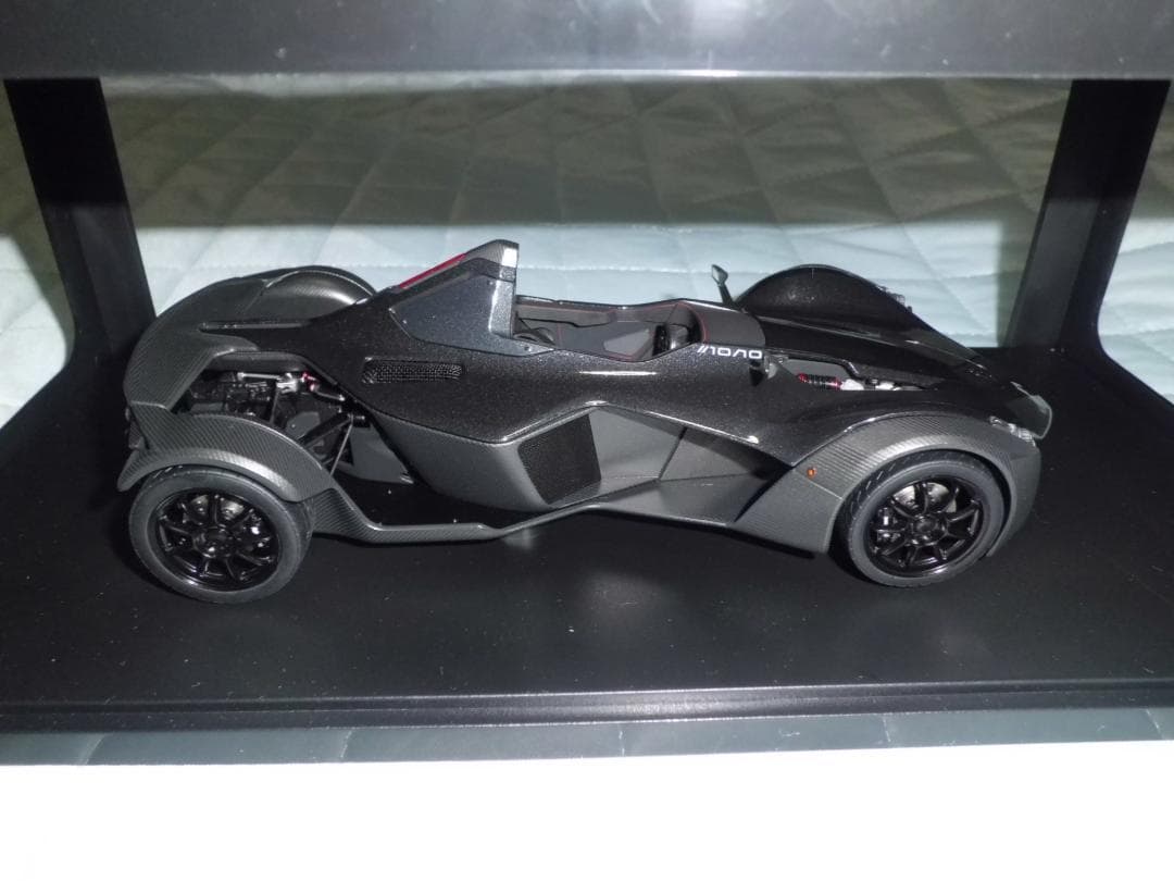 【現状品】オートアート1/18 BAC Mono ブラックメタリック
