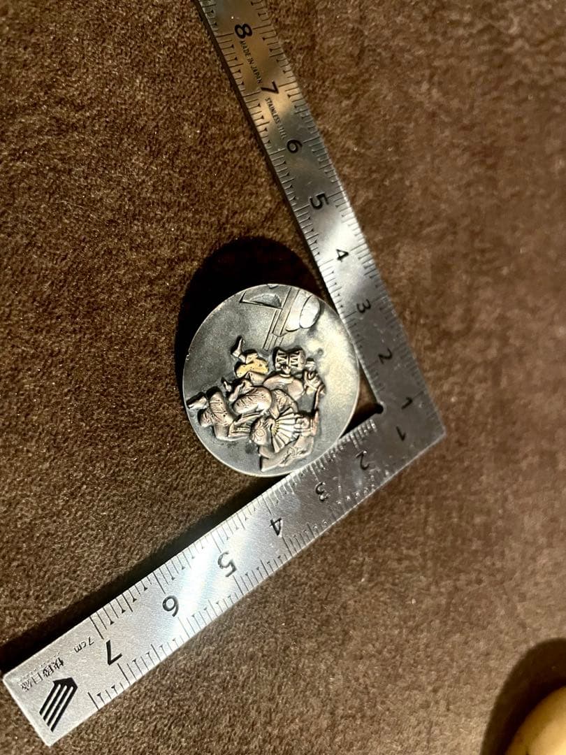 牙 骨 柘植等（天然素材） 鏡蓋（銅銀象嵌）饅頭根付 銘有り 修復歴（裏蓋）あり