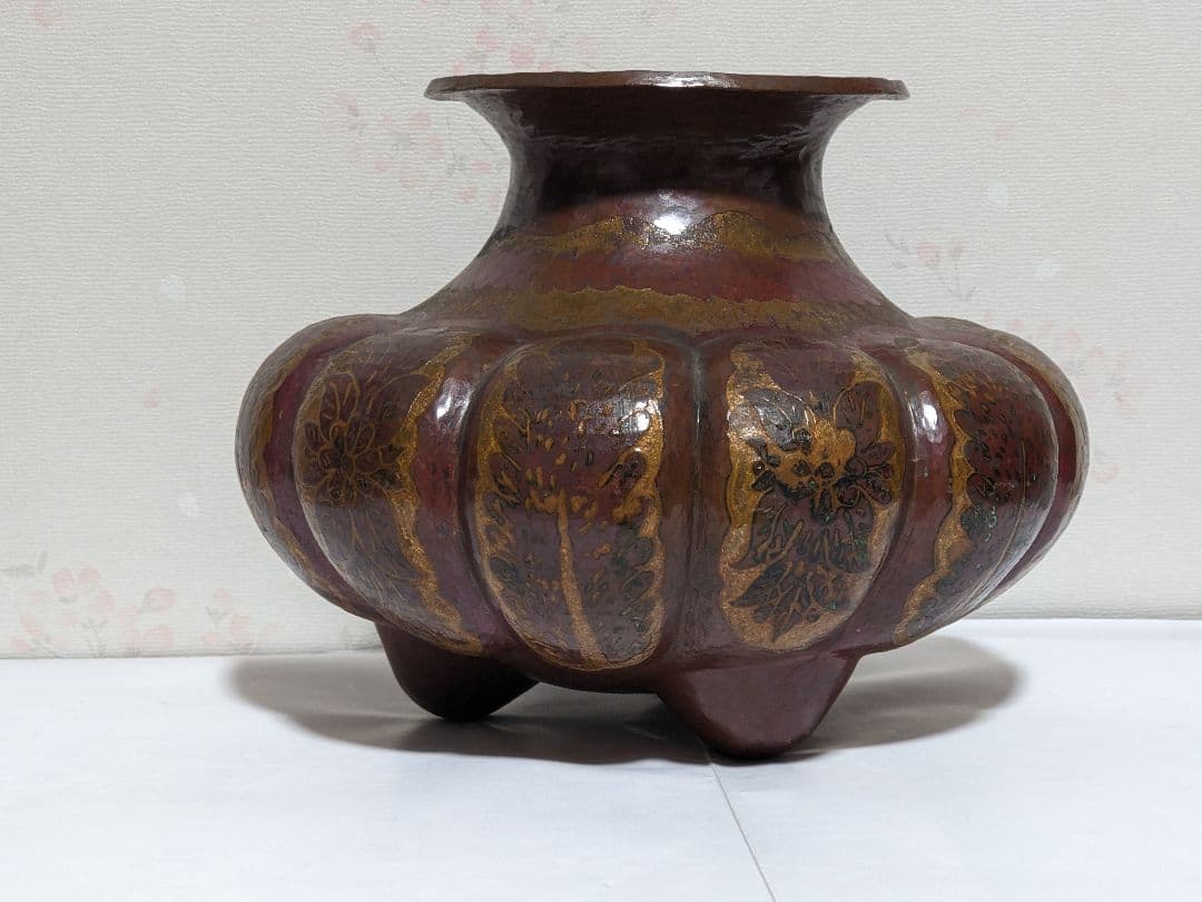 ♦銅器鎚起目 阿古陀形 草花文様 三足 壺 花器 花活け 置物 ペルシャ 骨董品