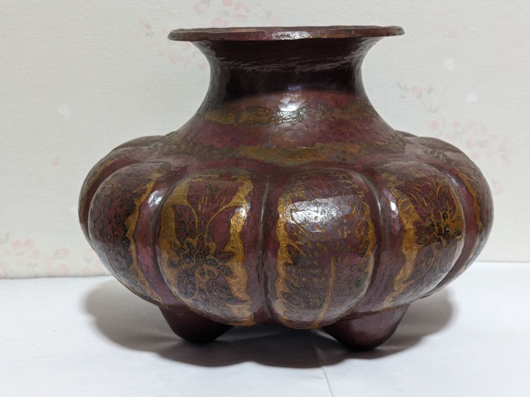 ♦銅器鎚起目 阿古陀形 草花文様 三足 壺 花器 花活け 置物 ペルシャ 骨董品