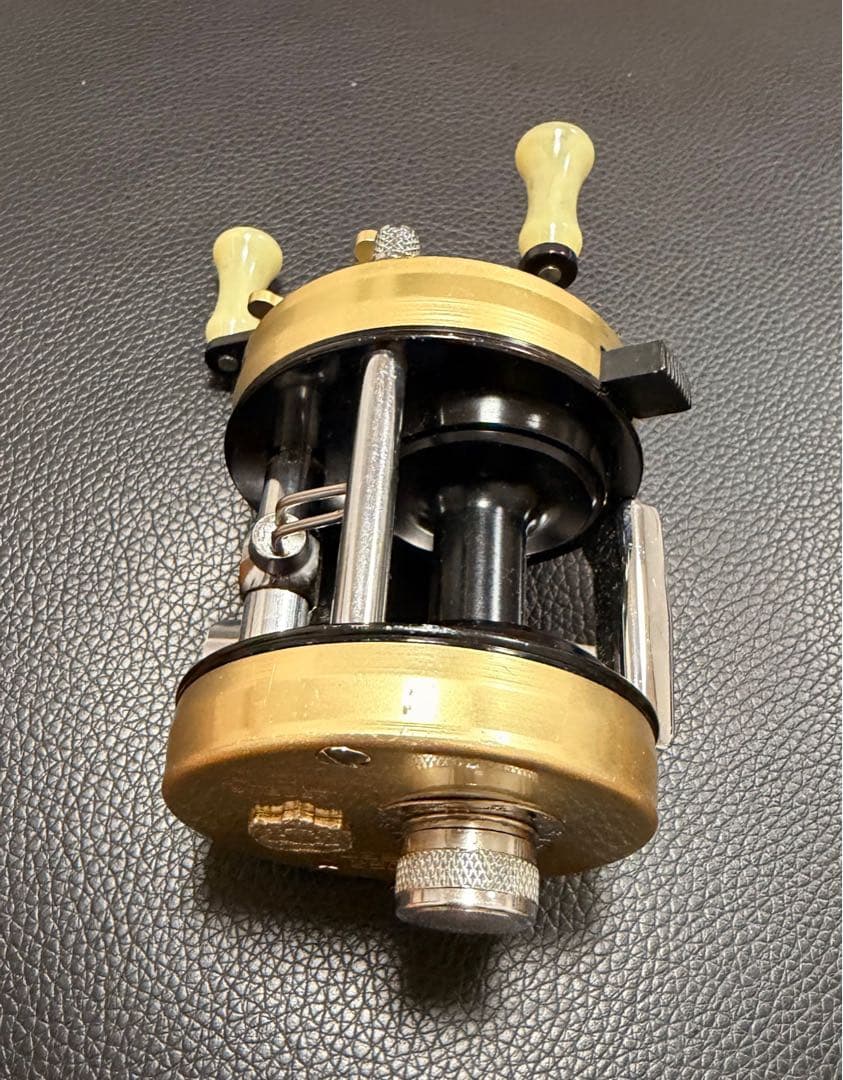 Abu 2500CI ゴールド　availドラグ付き　15日(日)20時頃削除