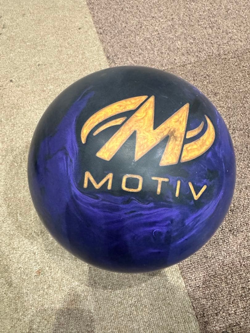 ★新品★モーティブ　キングベノム　ボウリングボール　15ポンド