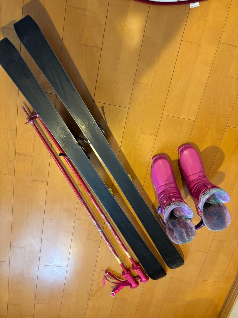 SWALLOWのスキー板、ブーツ、ストックの3点セット。140cm