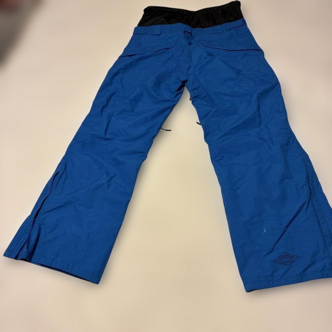 コロンビアの防水フード付き極暖のスキーウェア グレー(ダウン)と青のパンツ