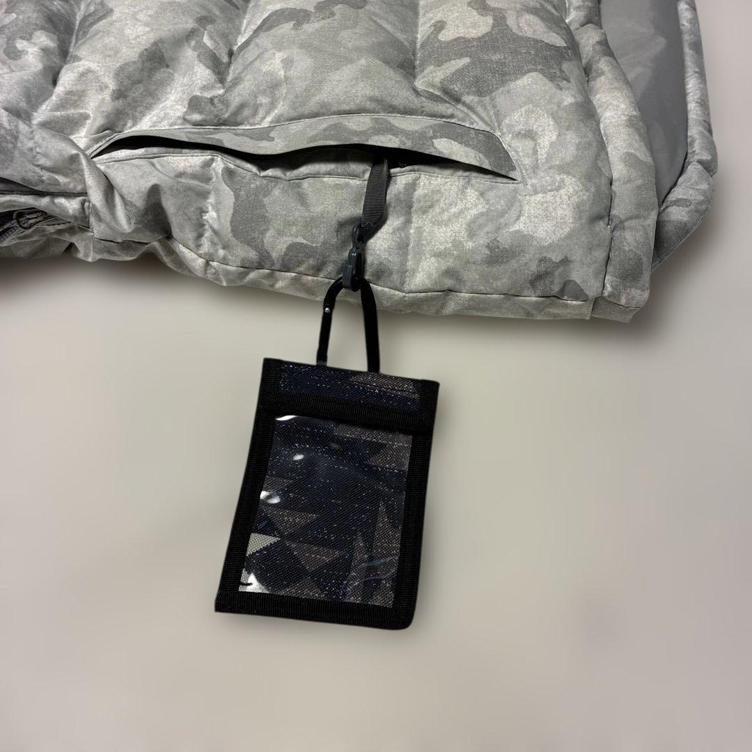 コロンビアの防水フード付き極暖のスキーウェア グレー(ダウン)と青のパンツ