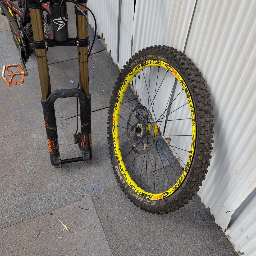 サンタクルーズv10 ハンドルフレームカーボンホイールマグ 購入時85万円