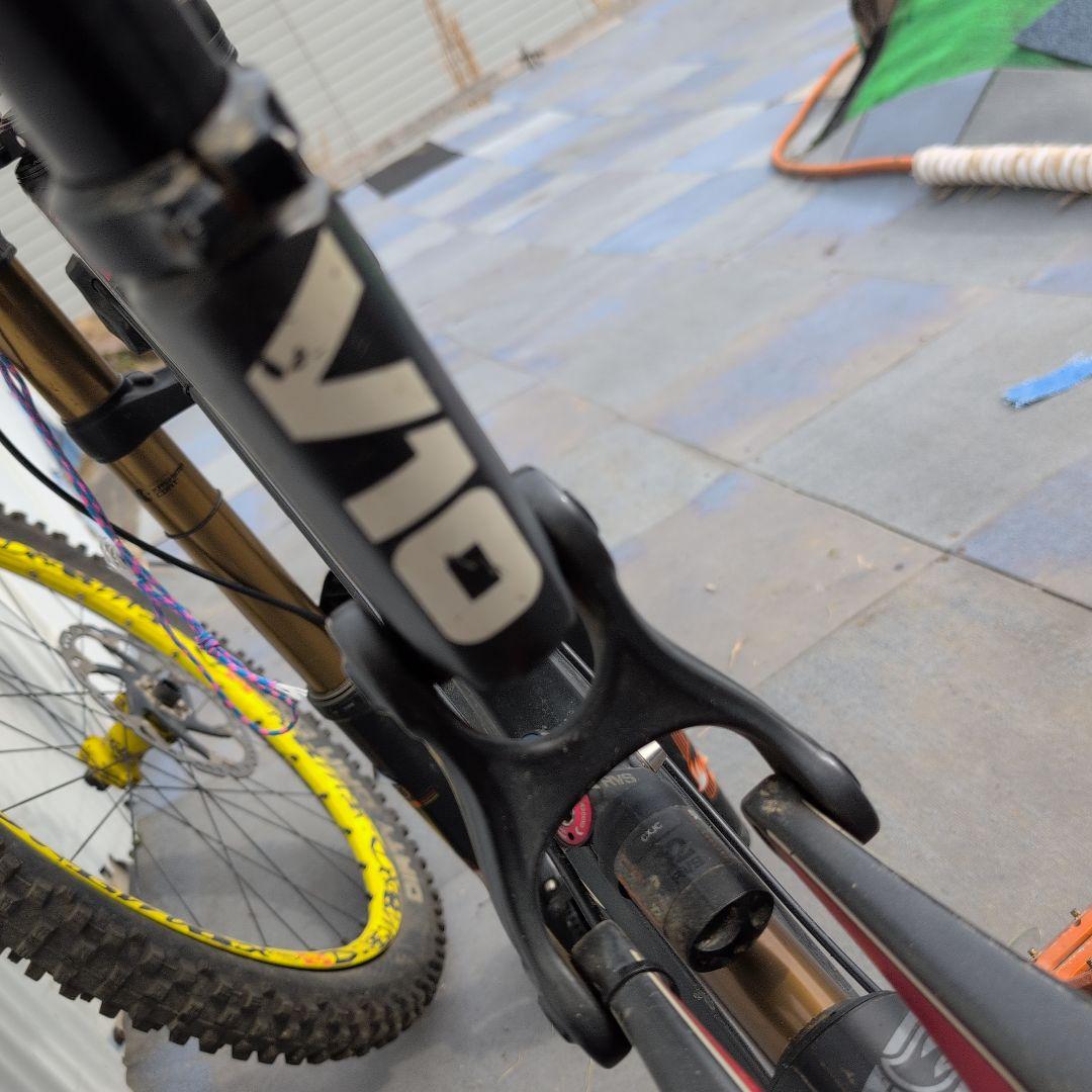 サンタクルーズv10 ハンドルフレームカーボンホイールマグ 購入時85万円