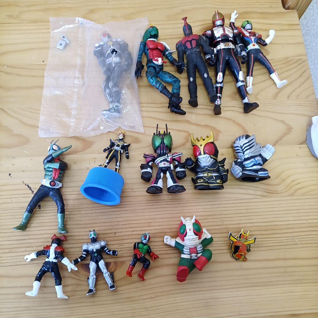 仮面ライダー　フィギュア＋バッジ　15個セット