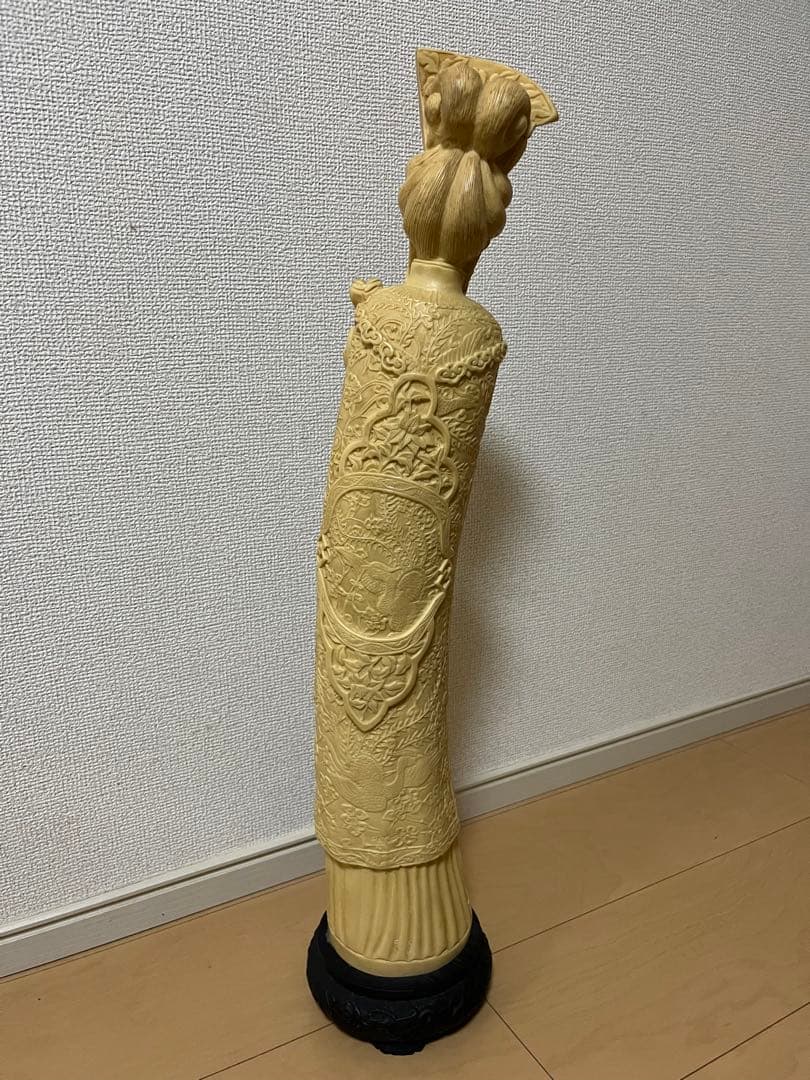 中国風の皇帝と皇后のペアの象牙風の練り物