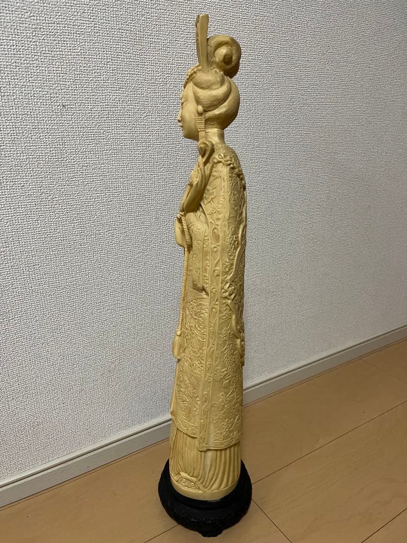 中国風の皇帝と皇后のペアの象牙風の練り物