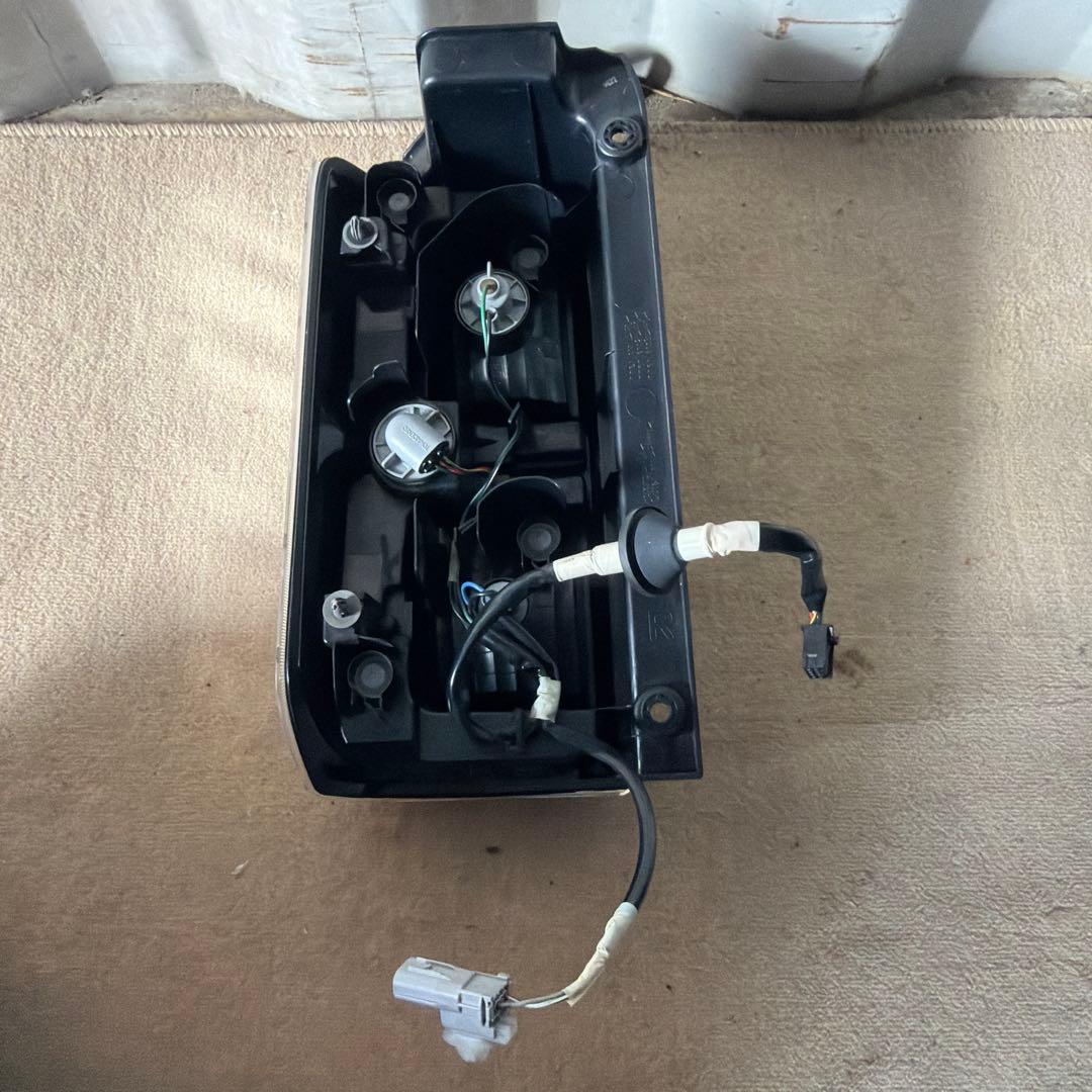 2019年 ウェイク トヨタ純正 LA700S 右テールランプ