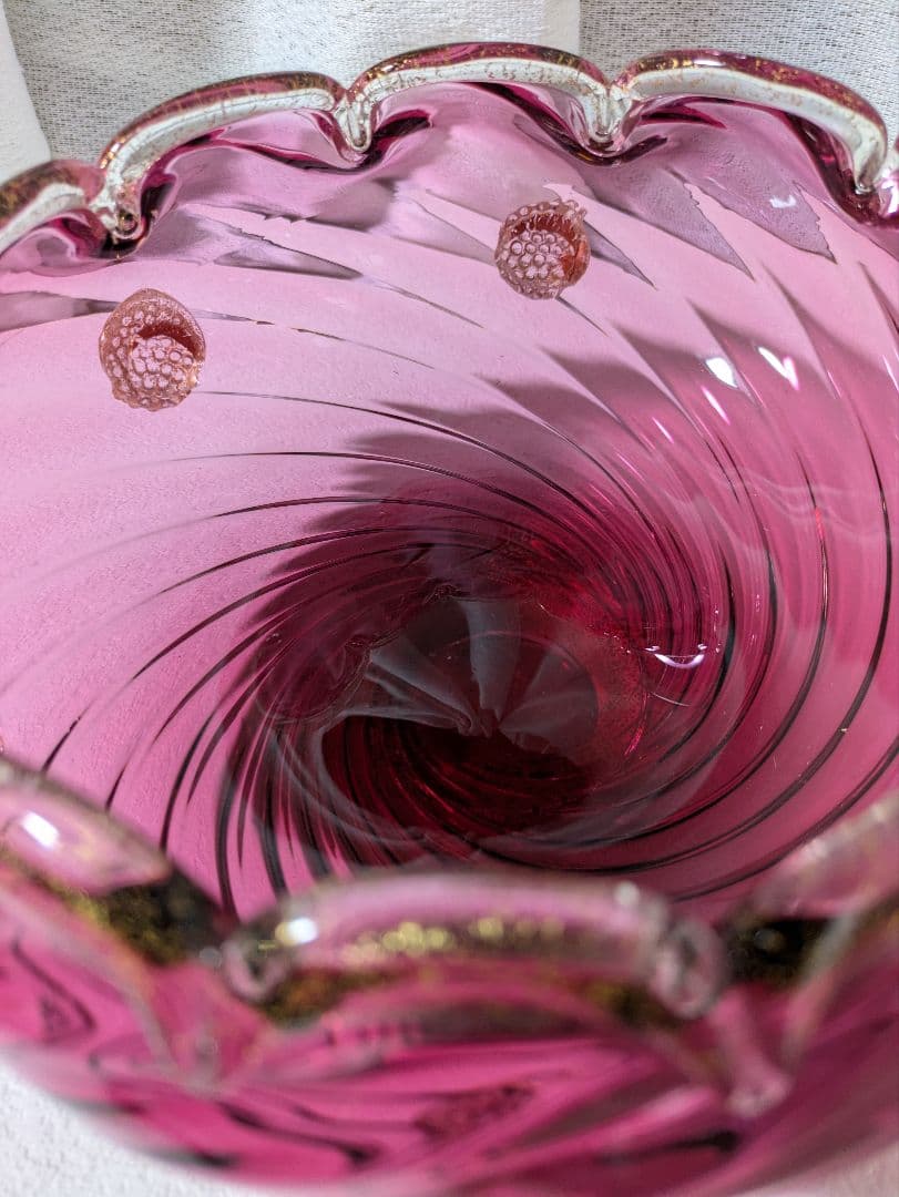 ベネチア　クランベリーのガラスボウル 　波状の縁取り　お値下げ中