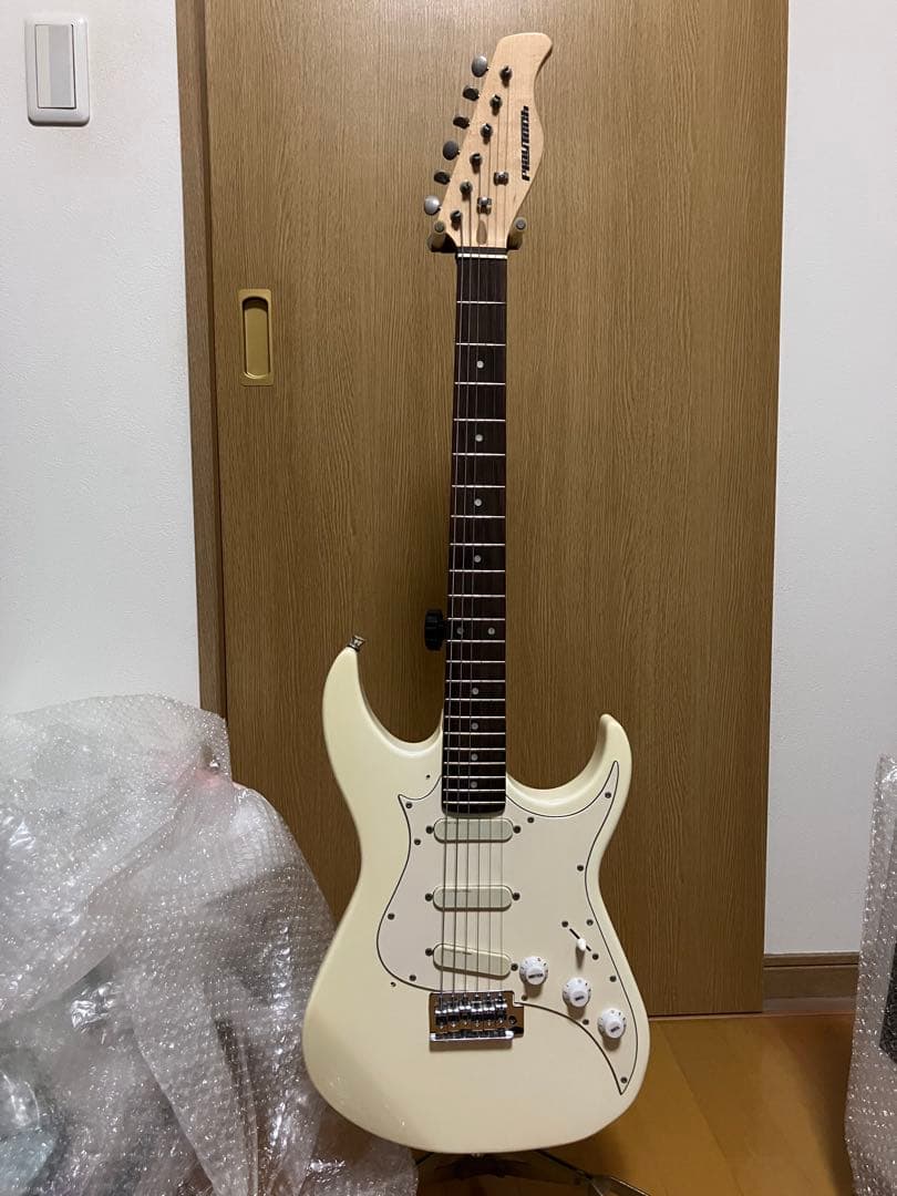 ストラトキャスタータイプ エレキギター ホワイト　プレイテックST250Ⅱ改