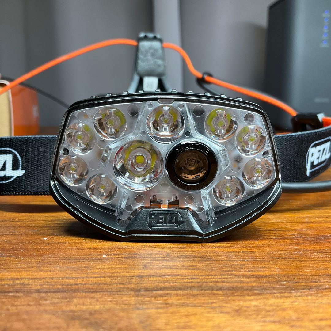 Petzl NAO RLヘッドランプ 1500ルーメン　リアクティブライティング