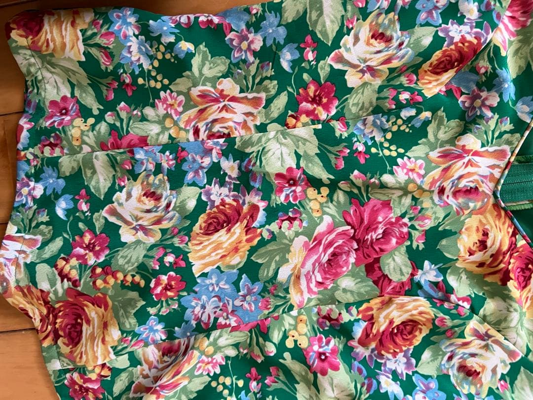 ソニアジョーンズ　花柄フリル付き長袖トップス