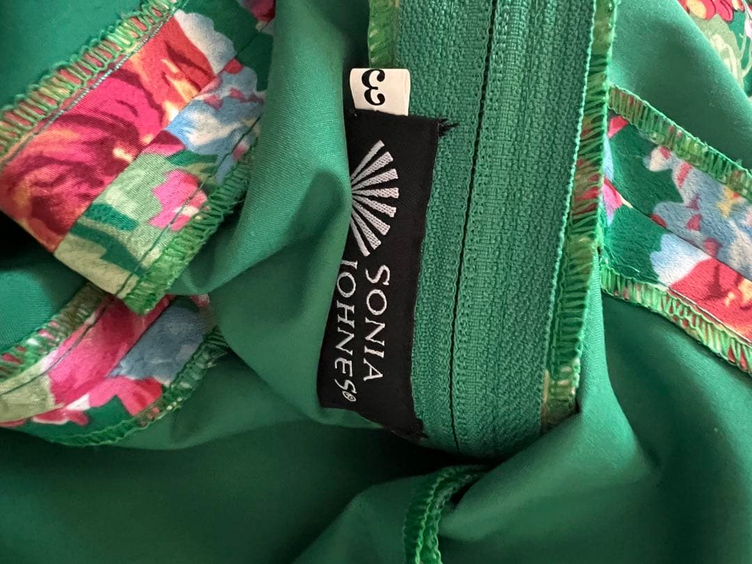 ソニアジョーンズ　花柄フリル付き長袖トップス