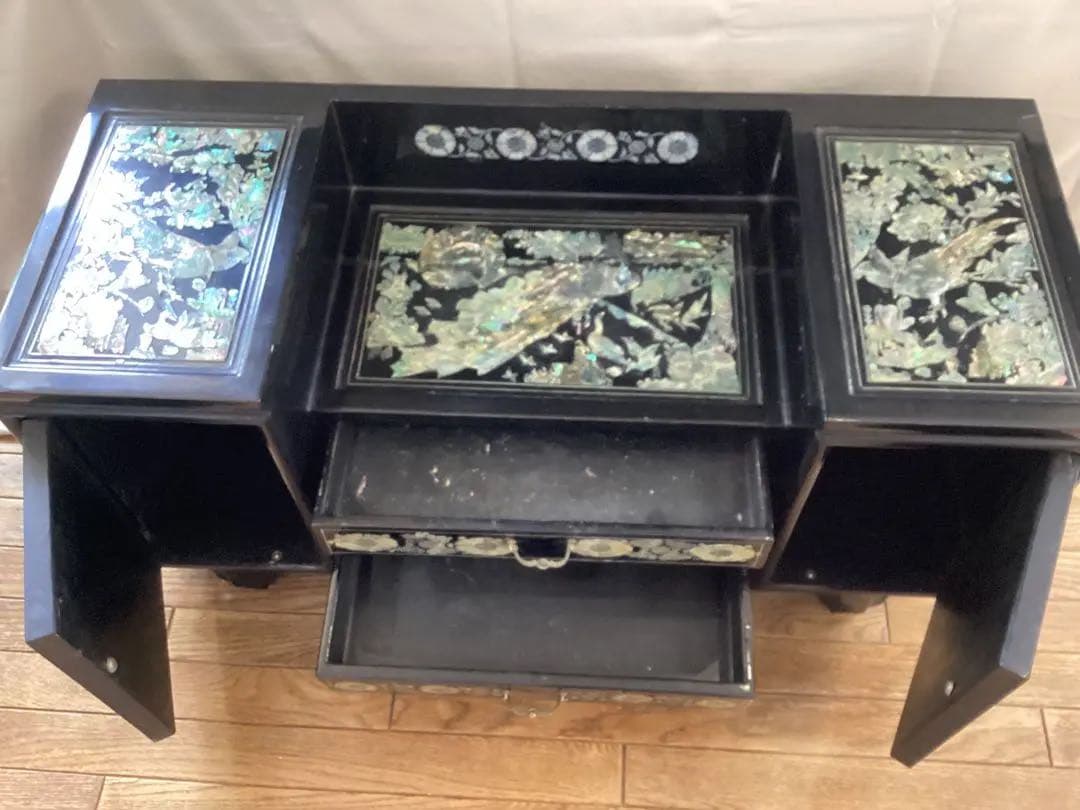 韓国伝統工芸　螺鈿細工漆塗り　青貝象嵌細工の黒木製収納家具　ヴィンテージ　希少品