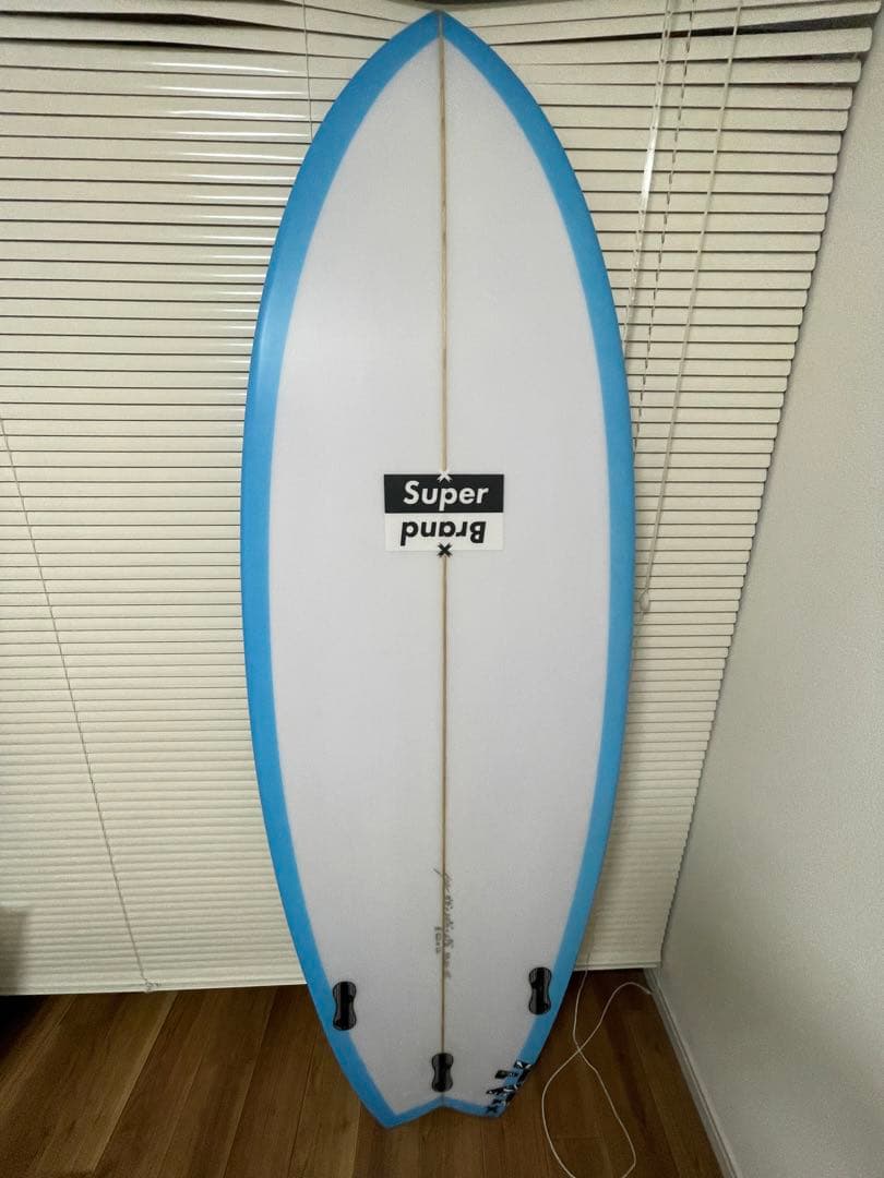 青いショートボード Super Brand